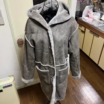 그레이 후드 부착 무스탕 코트