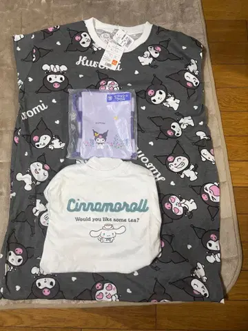 시나몬 롤과 쿠로미의 T셔츠 쿠로미 사코슈