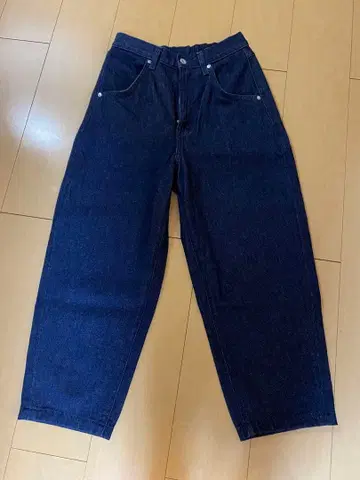 나무 열매로 만든 카포크 혼방 데님 배럴 팬츠