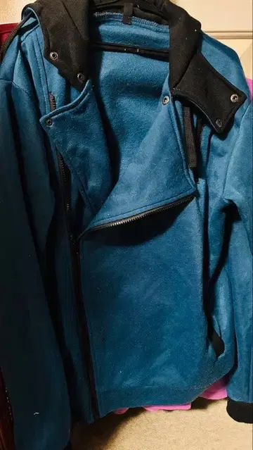 파란색 플리스 후드 부착 트레이닝복