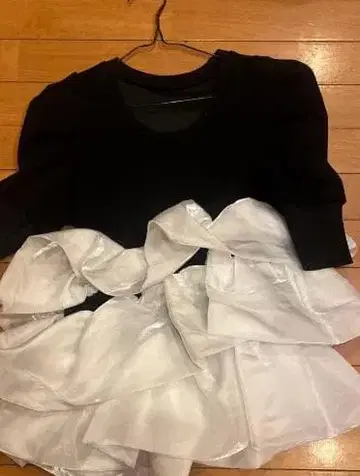 프릴 달린 블랙 화이트 밑단