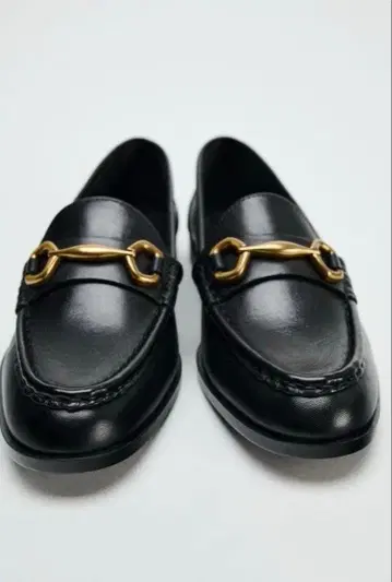 ZARA 가죽 로퍼 골드 금장 장식 포함