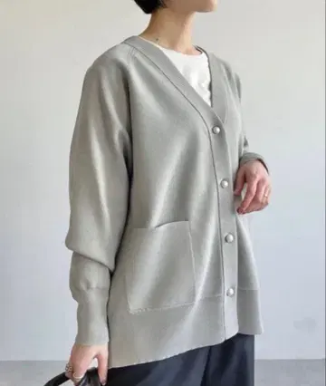 그린 라벨 모조 진주 버튼 소우바리 V넥 가디건