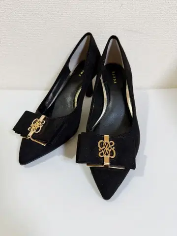 RANDA 모노그램 부품 리본 핏 펌프스