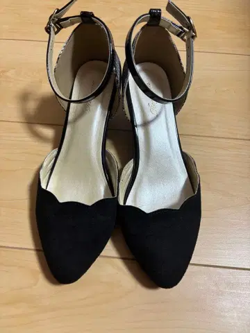 블랙 스웨이드 오픈토 펌프스 체크 힐