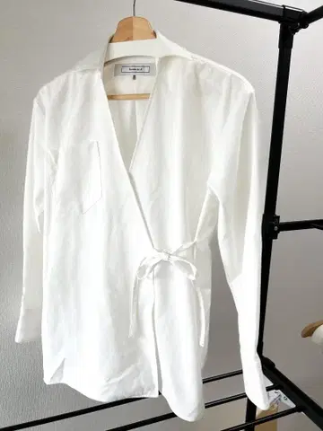 EFEE BEEMS [ ROOM NO.8 ] 리본 랩 셔츠 화이트