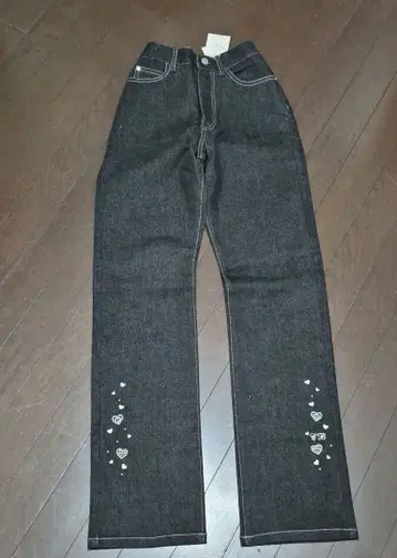 [ 새상품 ] 하트 자수 다크 데님 스트레이트 팬츠