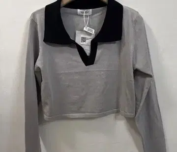 그레이와 블랙의 V넥 카라 부착 긴팔 상의