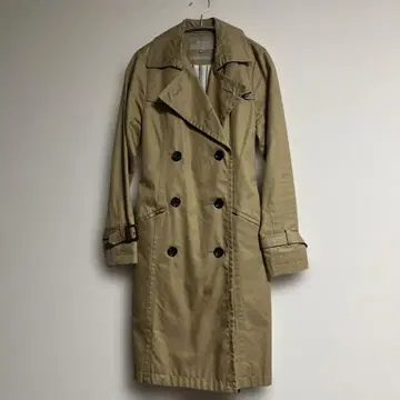 베이지 더블 브레스트 트렌치코트