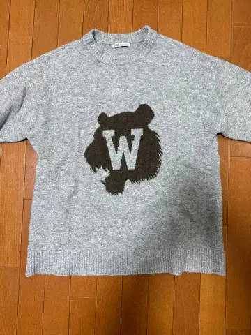 곰 얼굴과 W 로고의 그레이 스웨터