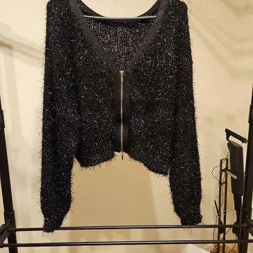 블랙 퍼지 소재 지퍼 가디건