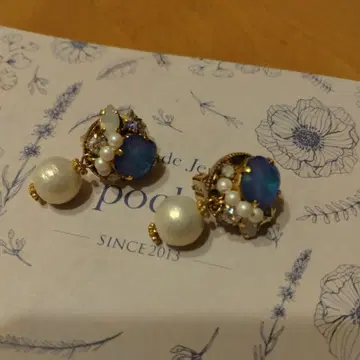 pochi 코튼 펄과 파란색 스톤의 귀찌