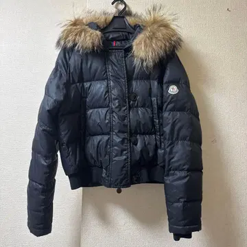 퍼 달린 블랙 다운 자켓