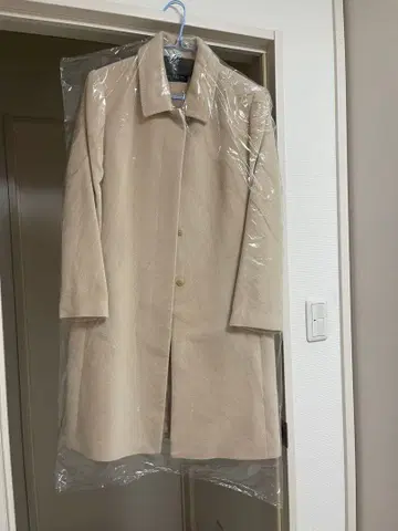 베이지 롱 코트 심플한 디자인