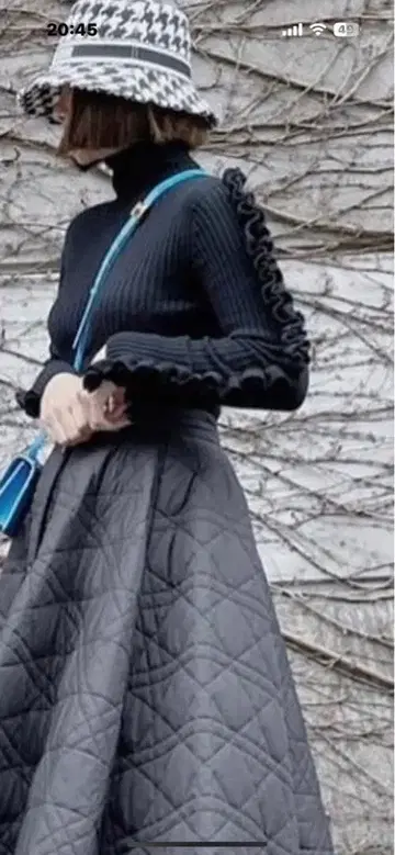 시뉴 프릴 터틀넥 블랙 니트