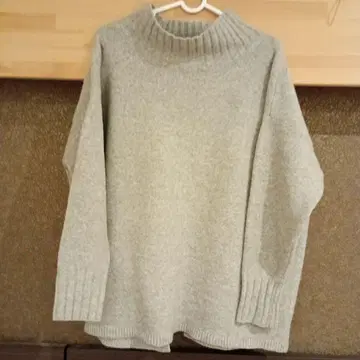 그레이 터틀넥 니트 뒷면 슬릿