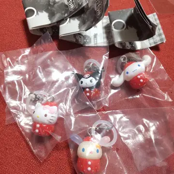 산리오 캐릭터 딸기 표시 액세서리 4개