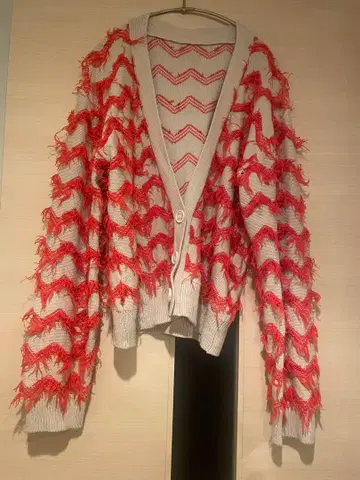 프린지 장식 빨간색과 화이트 니트 가디건