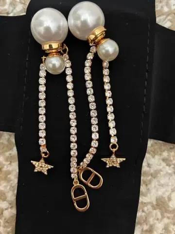 CD 로고 펄과 별 모양 크리스탈의 귀걸이