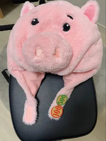 돼지 얼굴 디자인의 복슬복슬 모자