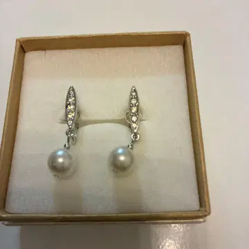 새상품급 SWAROVSKI 펄과 크리스탈 귀찌