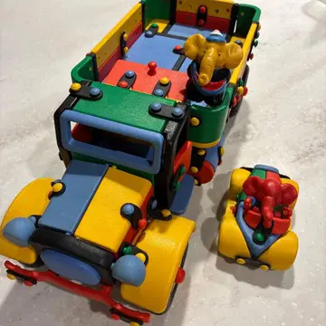 컬러풀 트랙형 완구와 코끼리 피규어