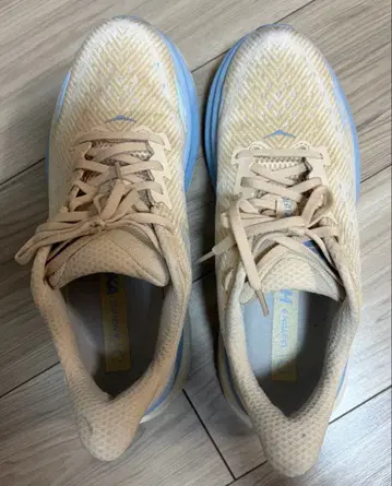 HOKA 베이지 러닝화