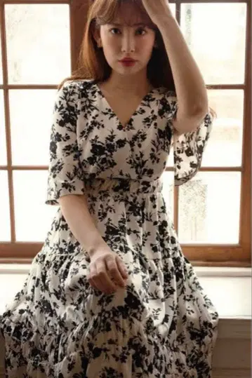 Monotone Floral Slit Sleeve Dress S