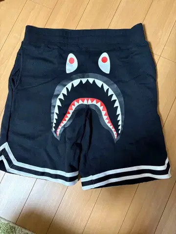 샤크 디자인 블랙 숏팬츠