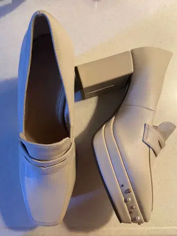 크림색 스트랩 로퍼