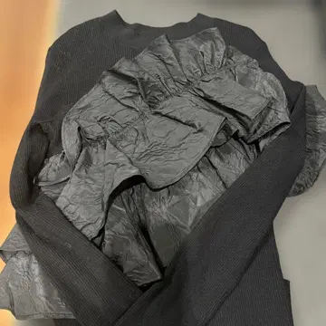 프릴 장식 블랙 니트탑