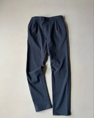 BEARDSLEY 비어즐리 슬림 턱 팬츠