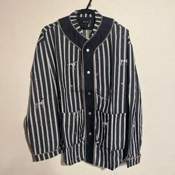 Karaku [젠틀맨 파피] 자수 데님 절개 스트라이프 셔츠