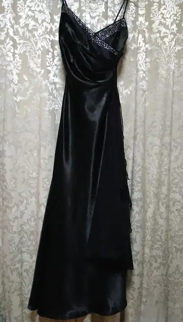 비쥬 장식 블랙 새틴 슬립 드레스
