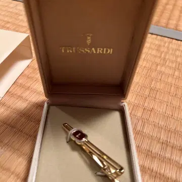 TRUSSARDI 골드 레드 넥타이핀