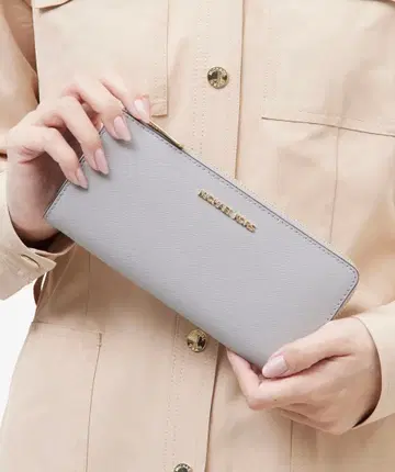 새상품급 MICHAEL KORS JET SET TRAVEL 장지갑 그레이