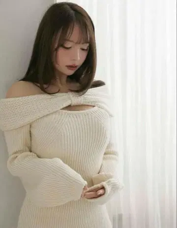 아만다 오프숄더 니트 드레스