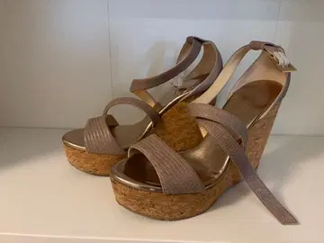 지미추 코르크 밑창 웨지 샌들