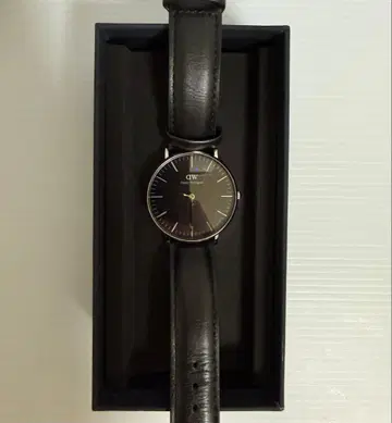 Daniel Wellington 블랙 가죽 손목시계