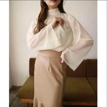 미사용 새상품 Acka sheer flare blouse