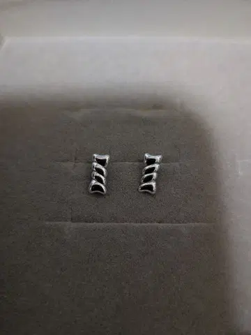 플라티나 WG 트위스트 디자인 바 귀걸이