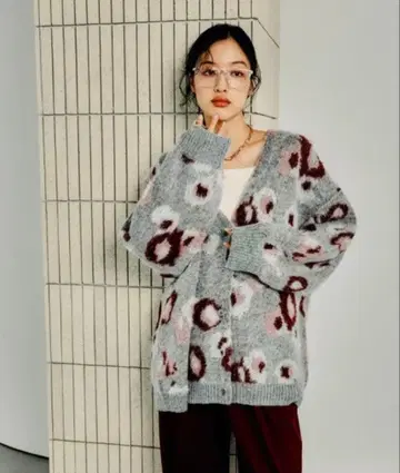 LEPSIM 5게이지 플라워 무늬 V넥 가디건 그레이 완판템