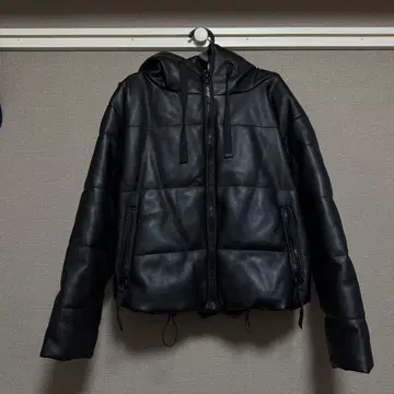 ZARA 인조 가죽 후드 부착 자켓