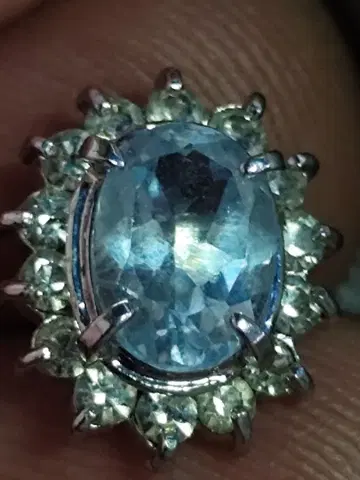 유품 정리품 파란색 오벌컷 태국 턱