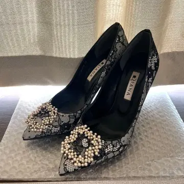DIANA 레이스 무늬 펄 장식 하이힐
