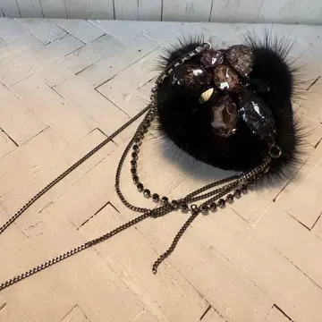 퍼 x 비쥬의 중후한 코사지 체인 흔들리는 고딕풍 액세서리