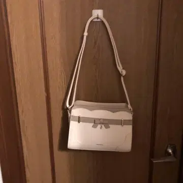 핑크 베이지 스캘럽 디자인 핸드백