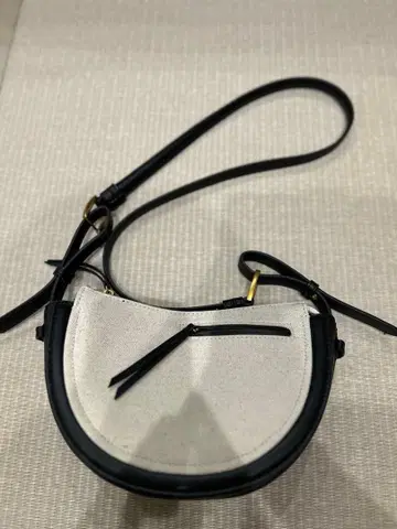 ZARA 화이트와 블랙의 숄더백