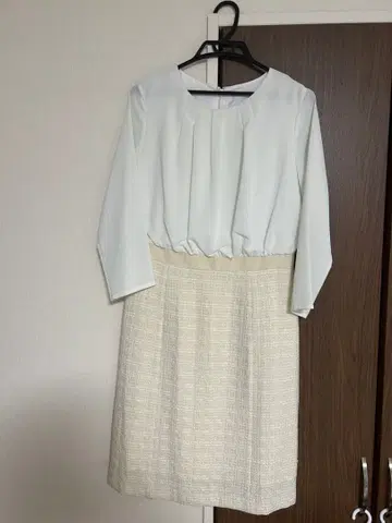 무릎 기장 원피스 화이트/베이지 긴팔