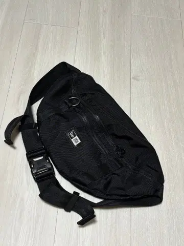 NEW ERA 바디백 블랙